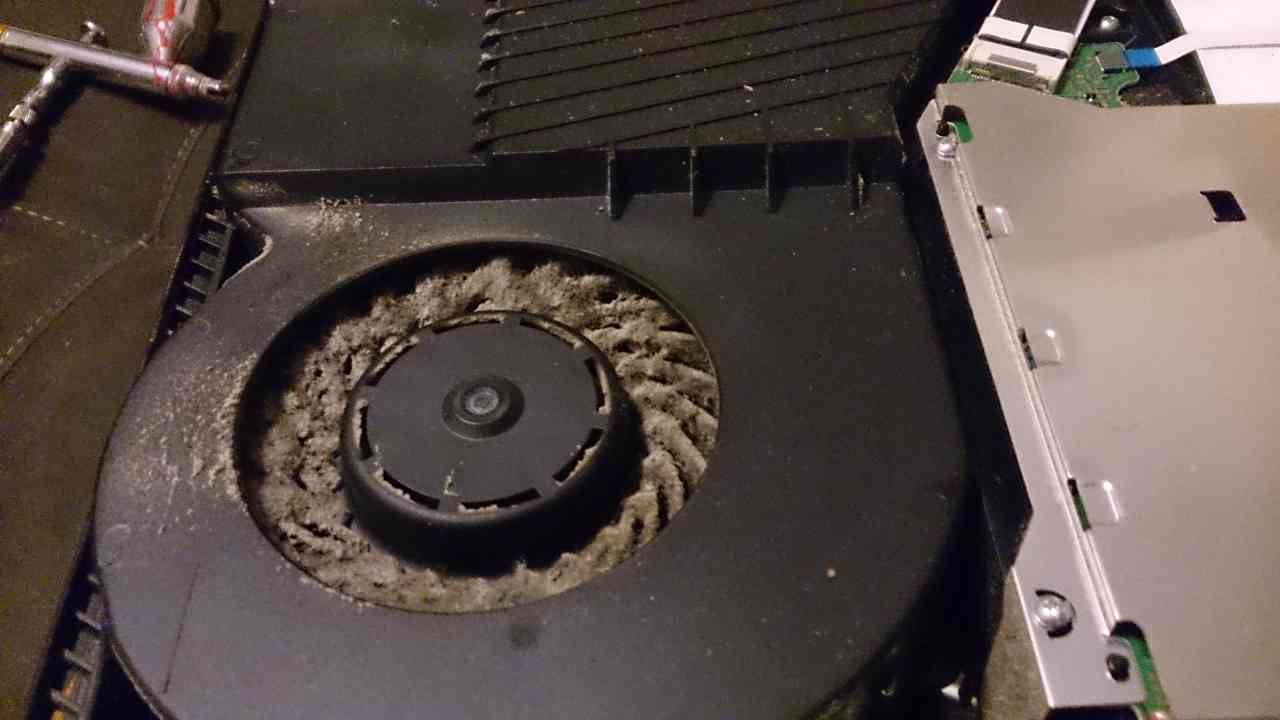 how to clean a PS4